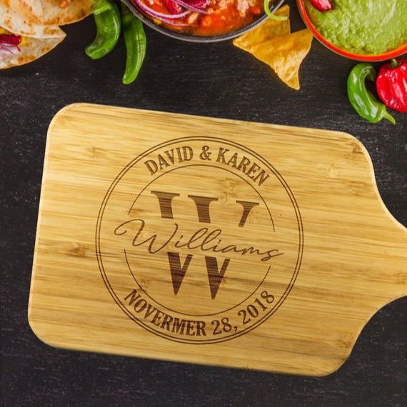 Engraved cutting board with W monogram and couple's names | Mrs Gift