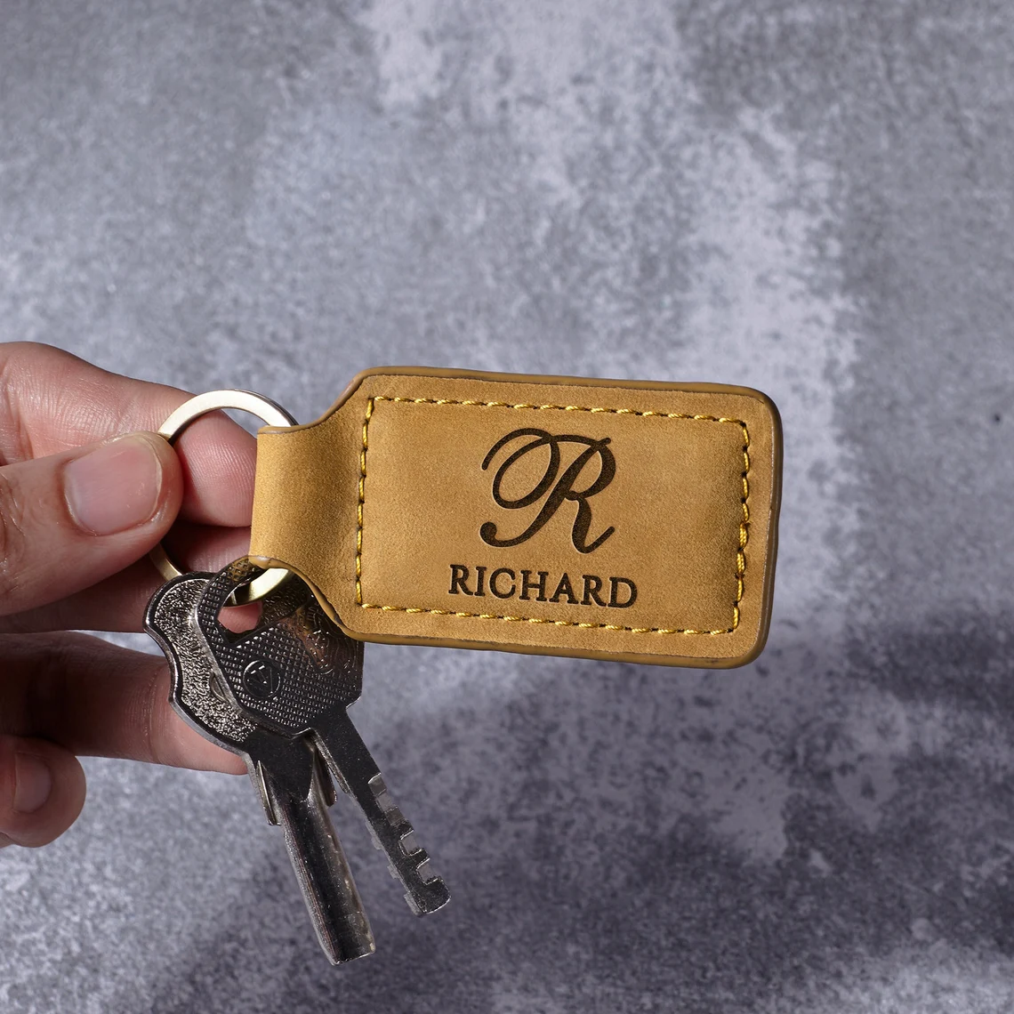Sand leather keychain engraved with the name Richard – personalized gift for him | Mrs Gift