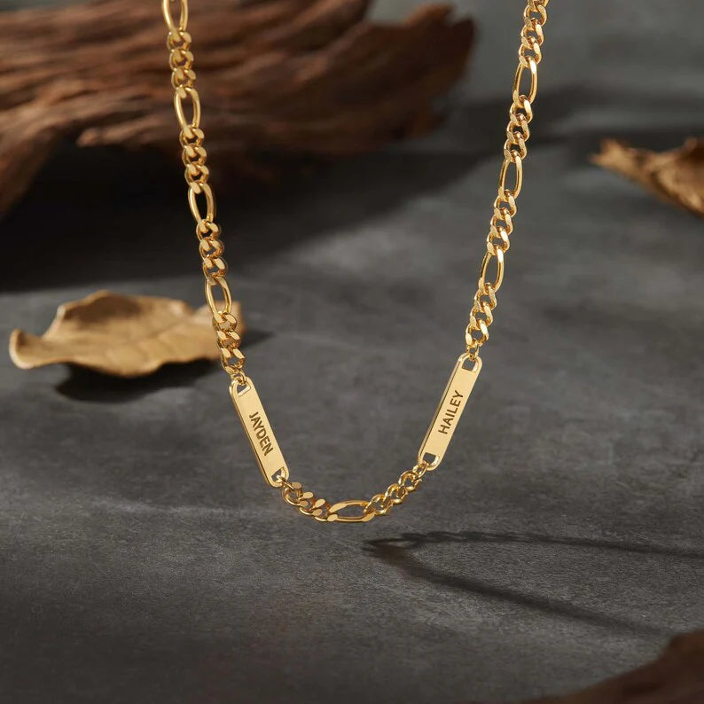 Close-up of dad necklace with engraved names on Figaro chain | Mrs Gift